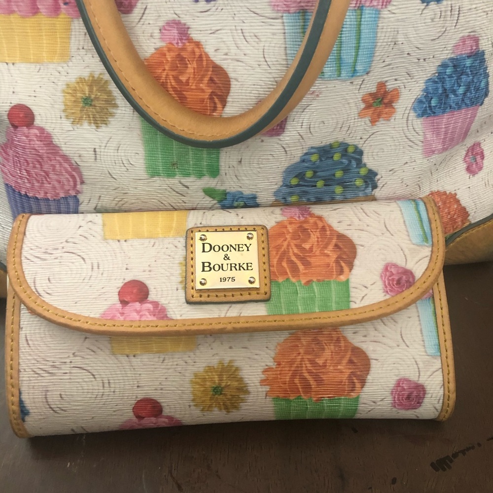 DOONEY & BOURKE CUPCAKE SET